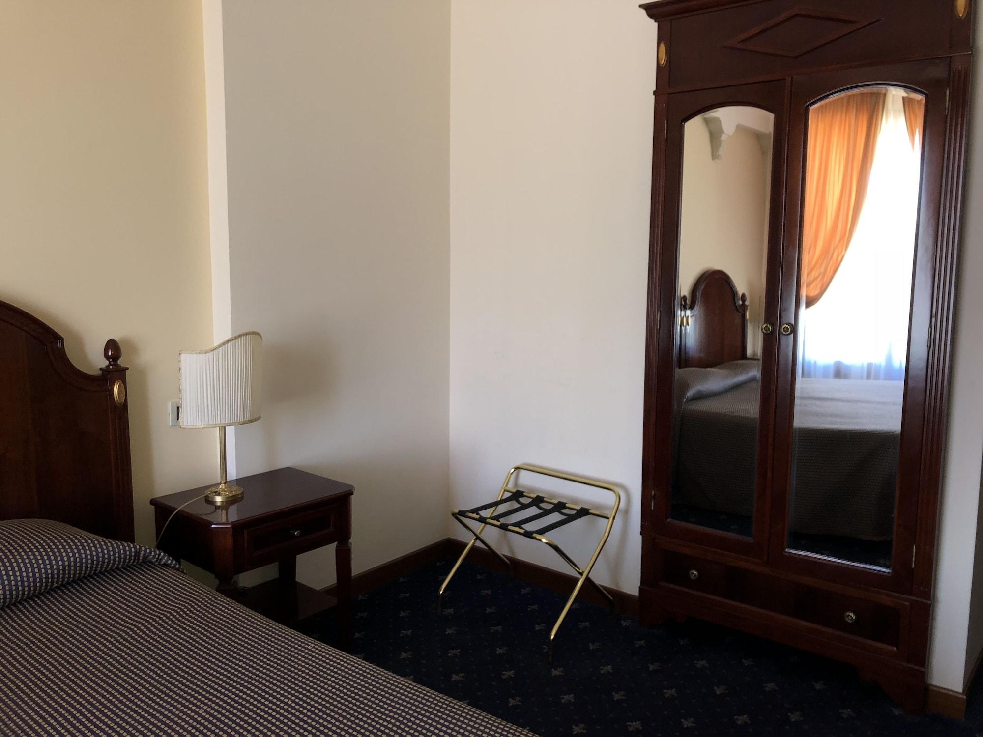 Grand Hotel Palace 마르살라 외부 사진 A room at the hotel
