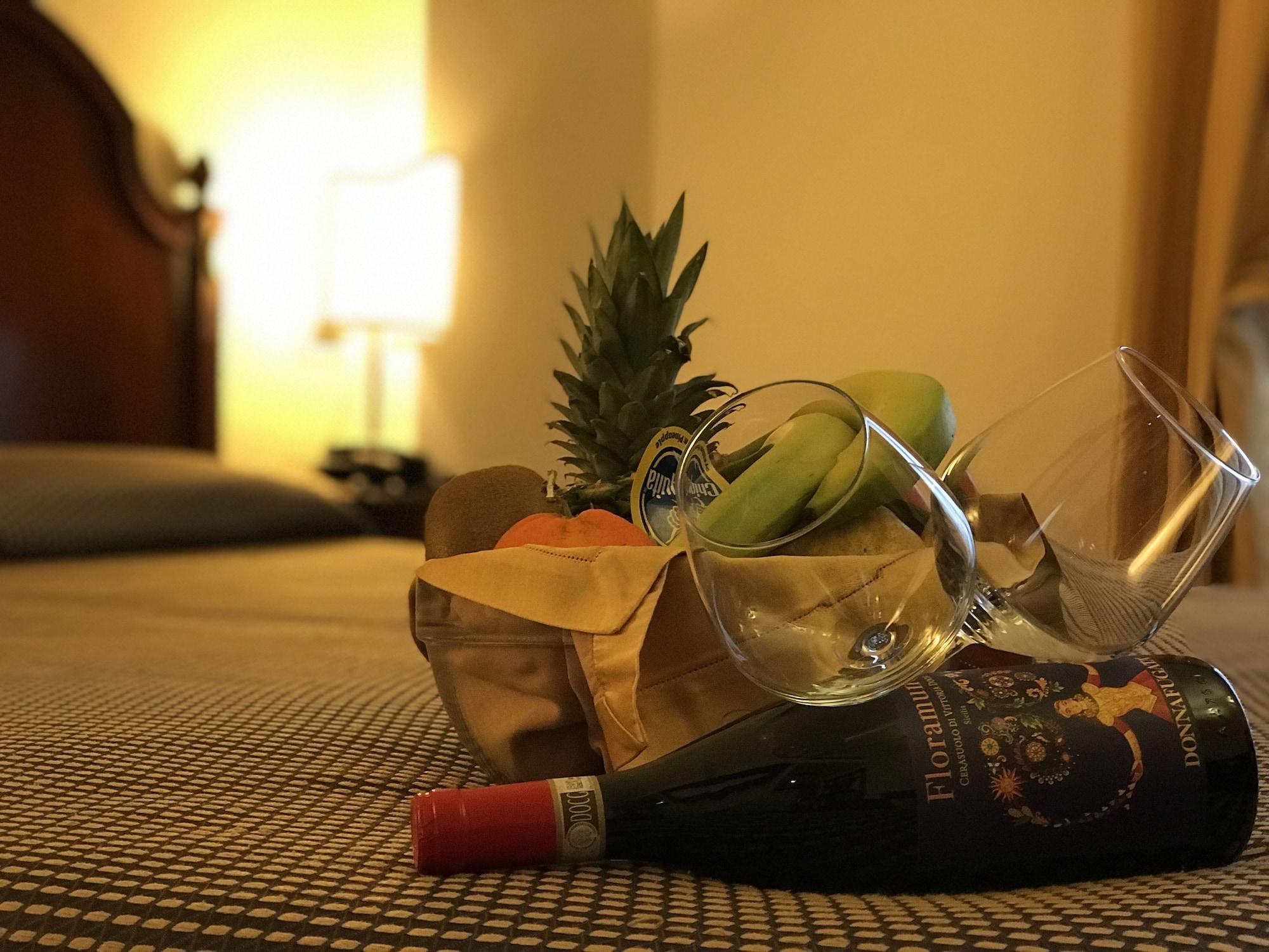 Grand Hotel Palace 마르살라 외부 사진 A fruit basket