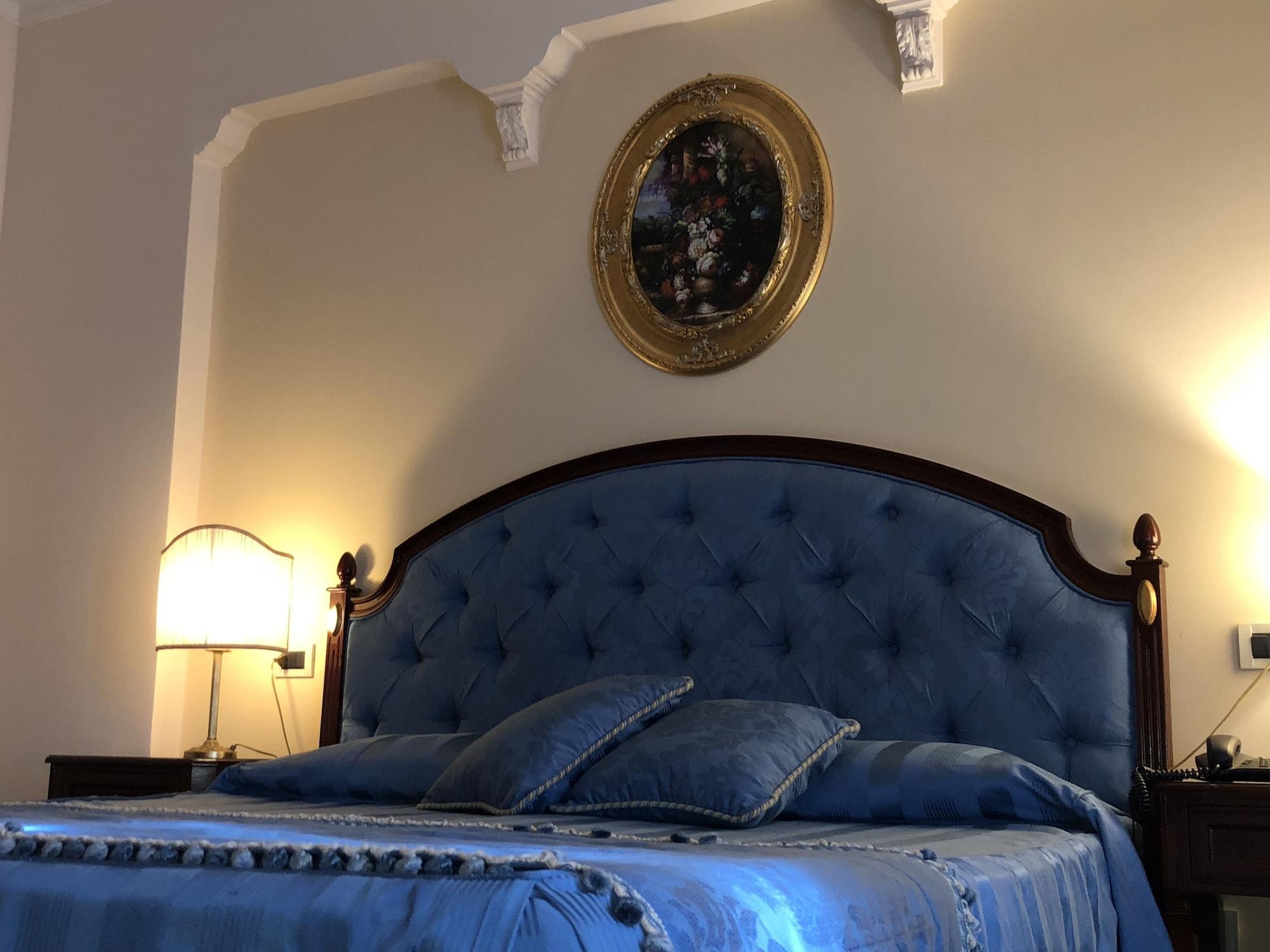 Grand Hotel Palace 마르살라 외부 사진 A bedroom at the hotel