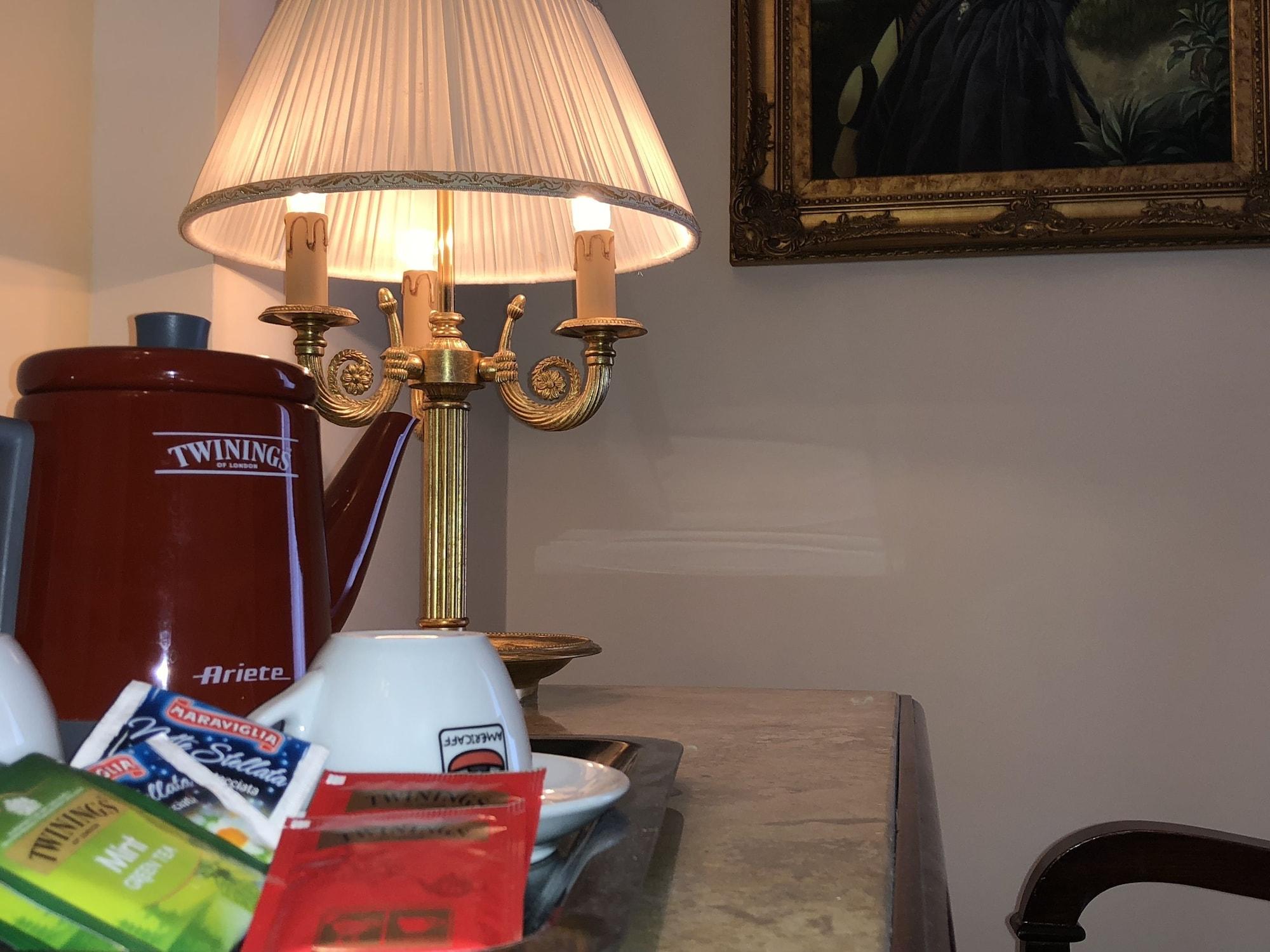 Grand Hotel Palace 마르살라 외부 사진 A lampshade