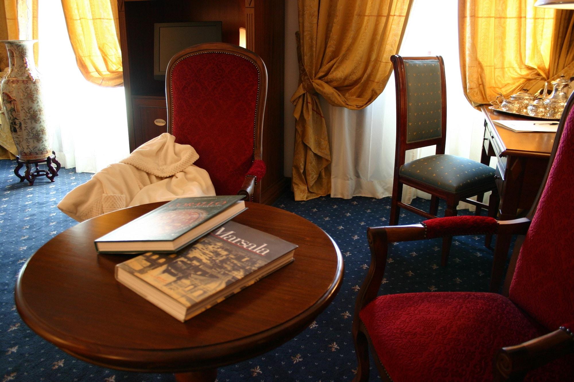 Grand Hotel Palace 마르살라 외부 사진 A guest room on board the Venice Simplon Orient Express