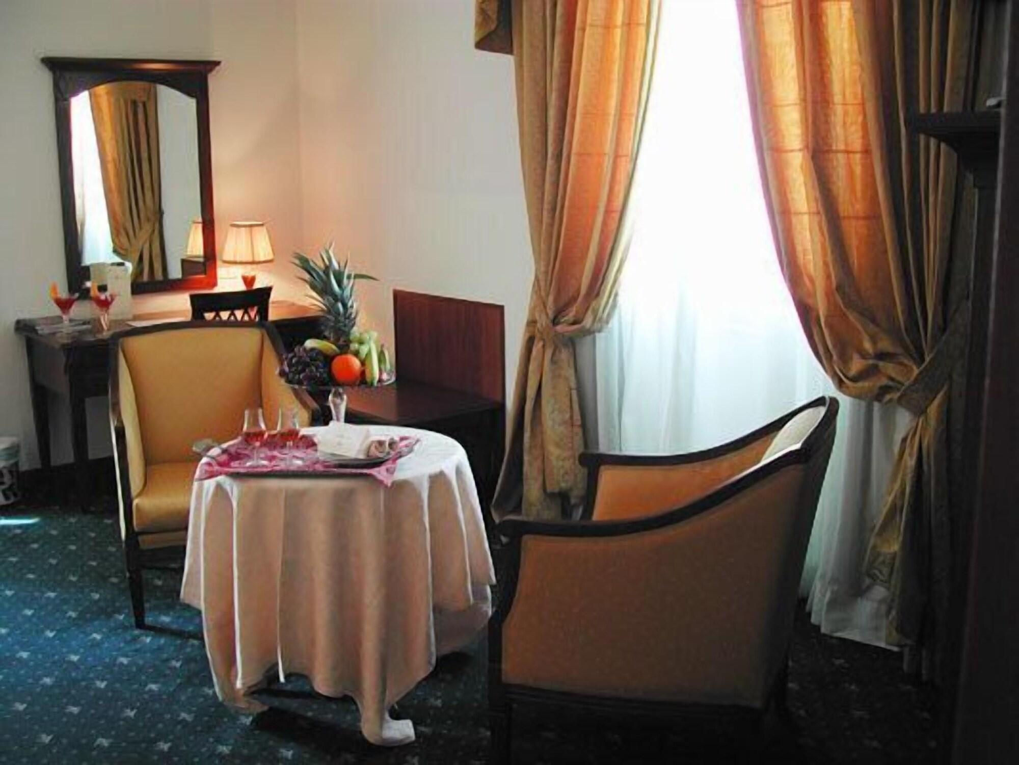 Grand Hotel Palace 마르살라 외부 사진 A suite at the hotel