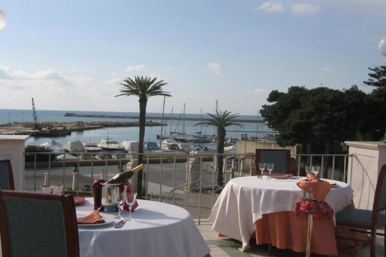 Grand Hotel Palace 마르살라 레스토랑 사진 View of the port of San Benedetto del Tronto