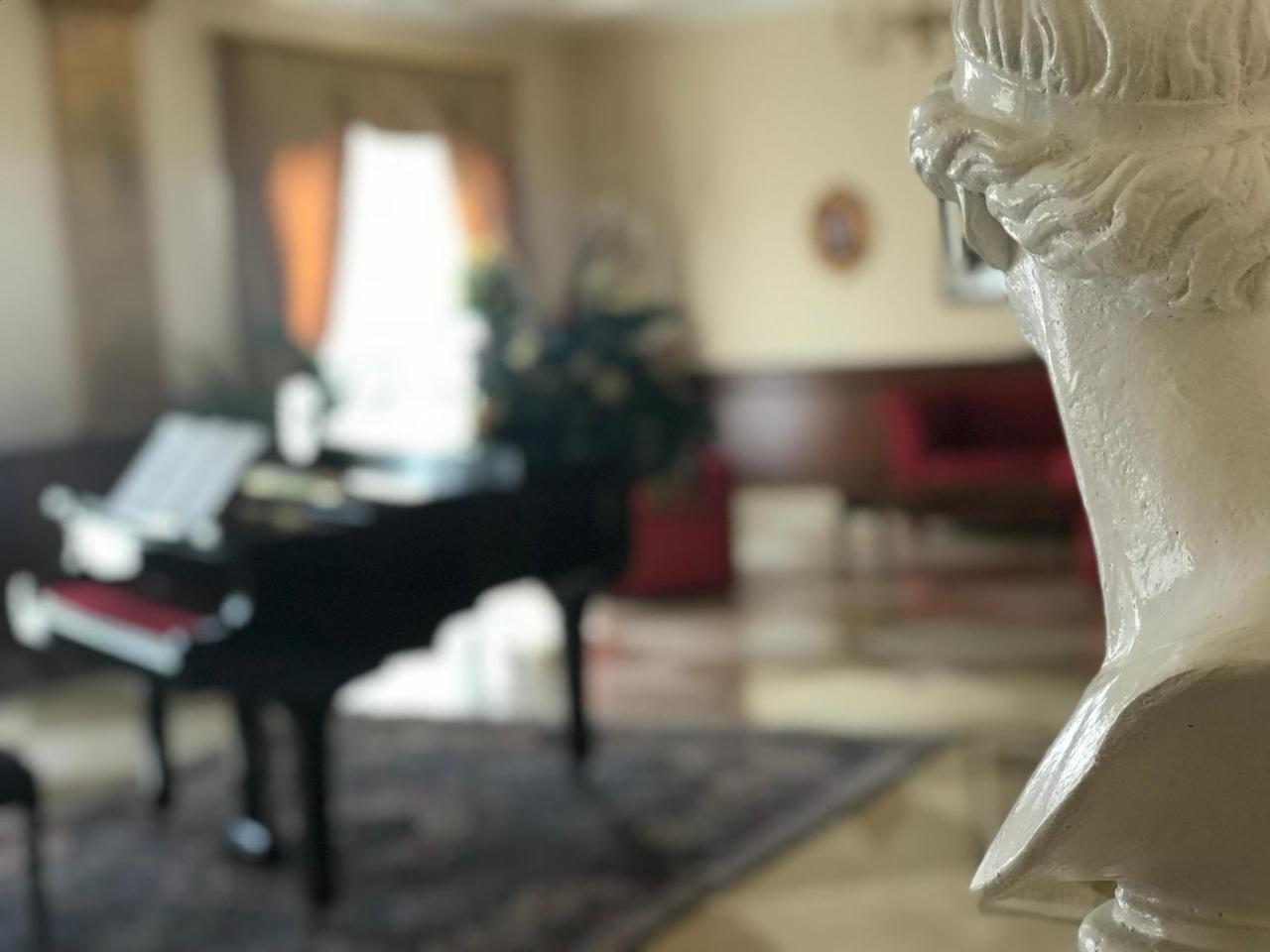 Grand Hotel Palace 마르살라 외부 사진 The piano at the home of the composer