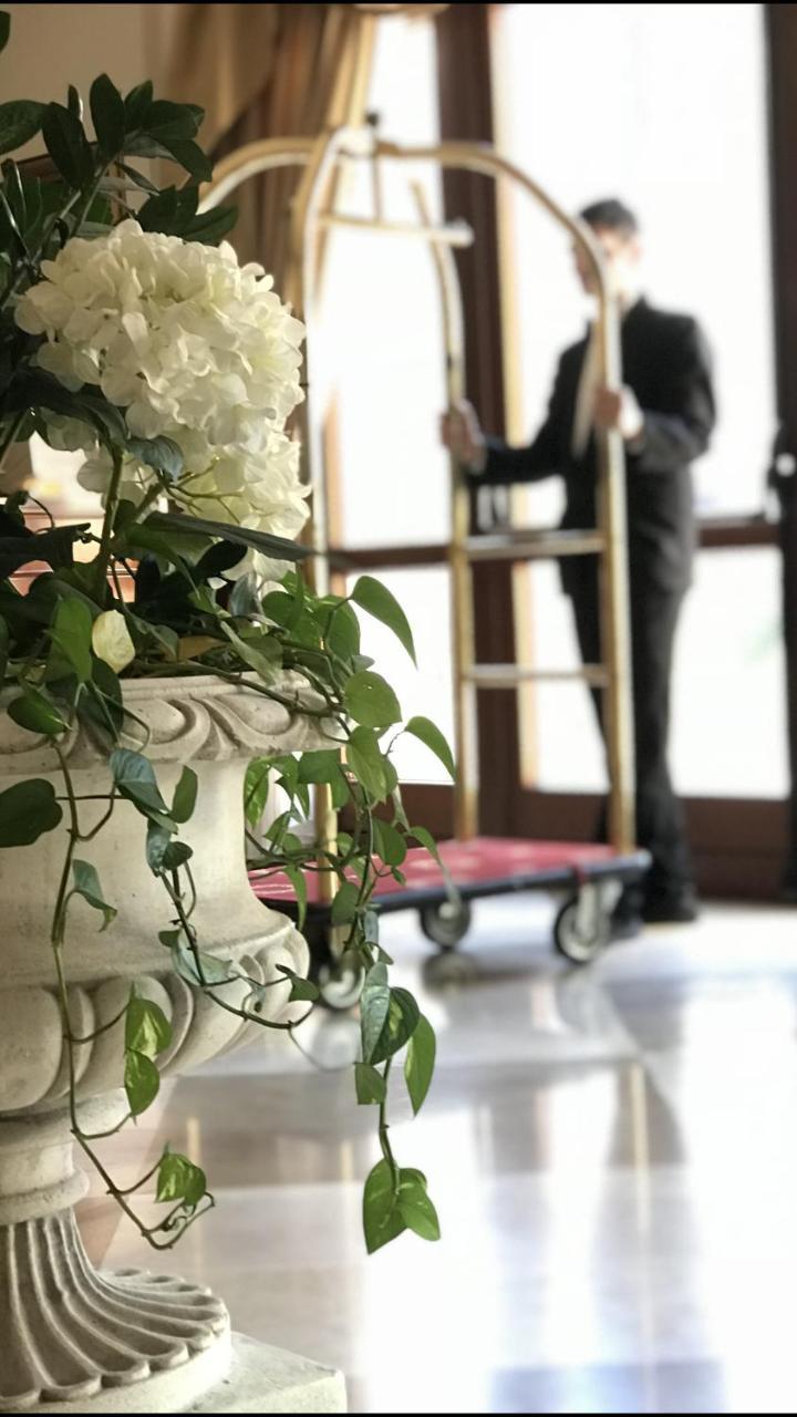 Grand Hotel Palace 마르살라 외부 사진 A bellboy with a luggage cart