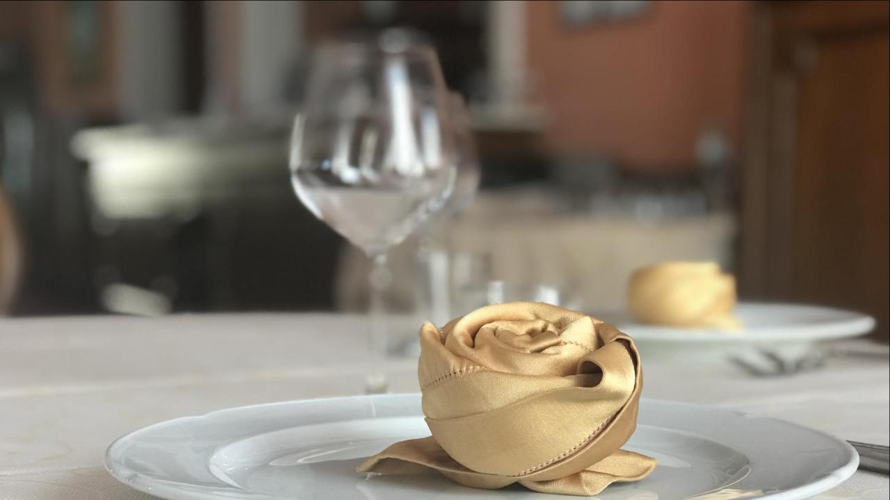 Grand Hotel Palace 마르살라 외부 사진 A golden rose