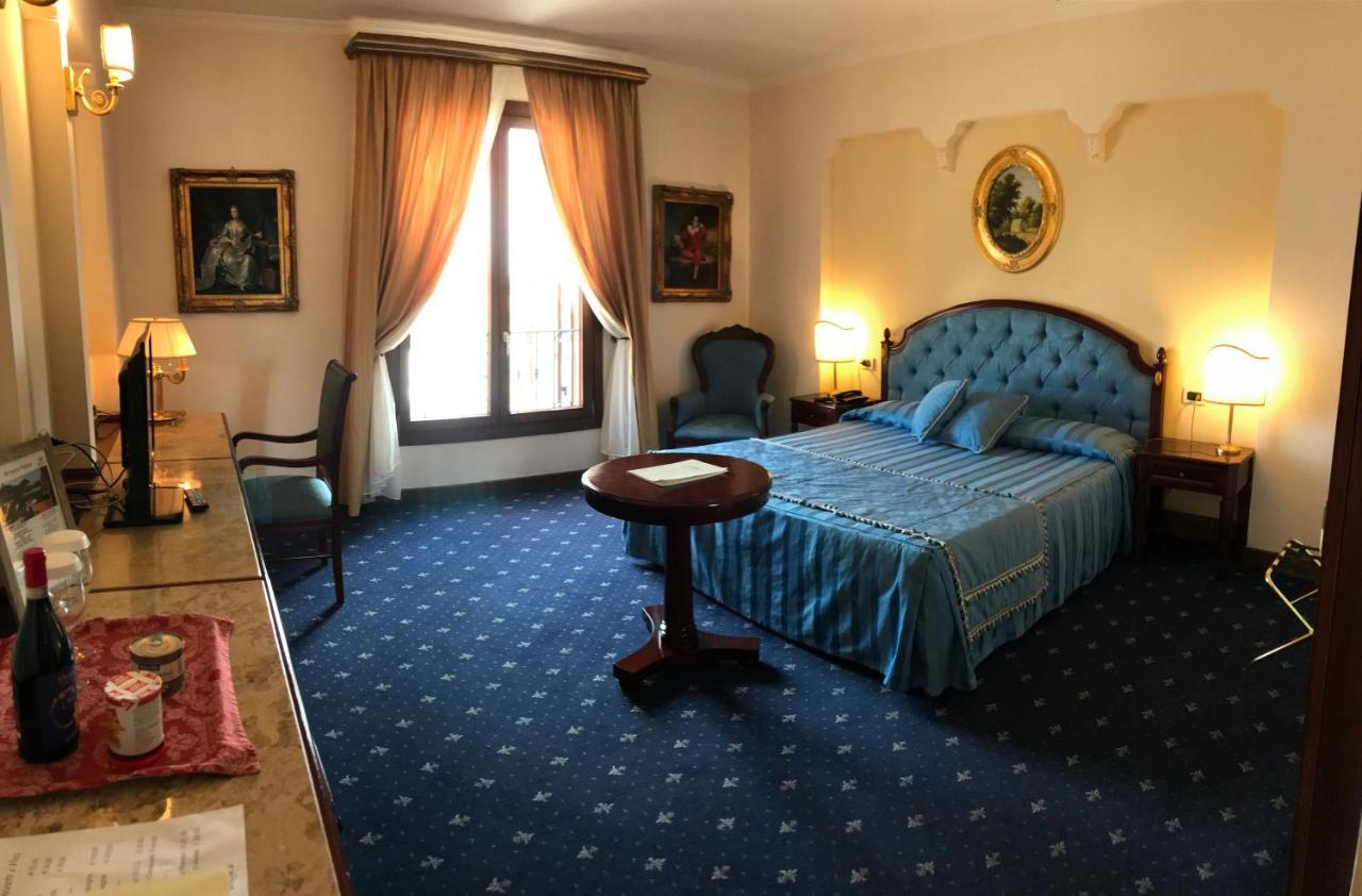 Grand Hotel Palace 마르살라 외부 사진 A room at the hotel