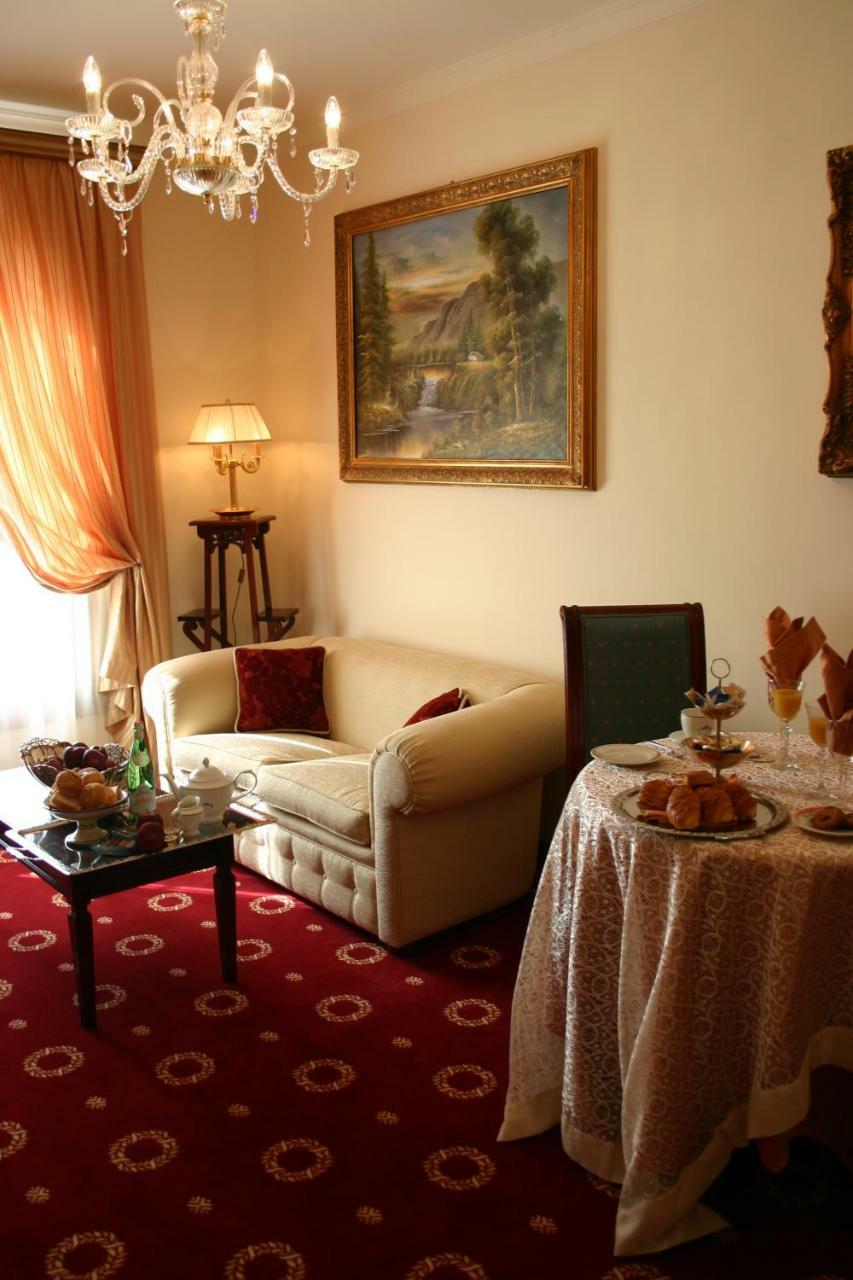 Grand Hotel Palace 마르살라 외부 사진 A suite at the hotel